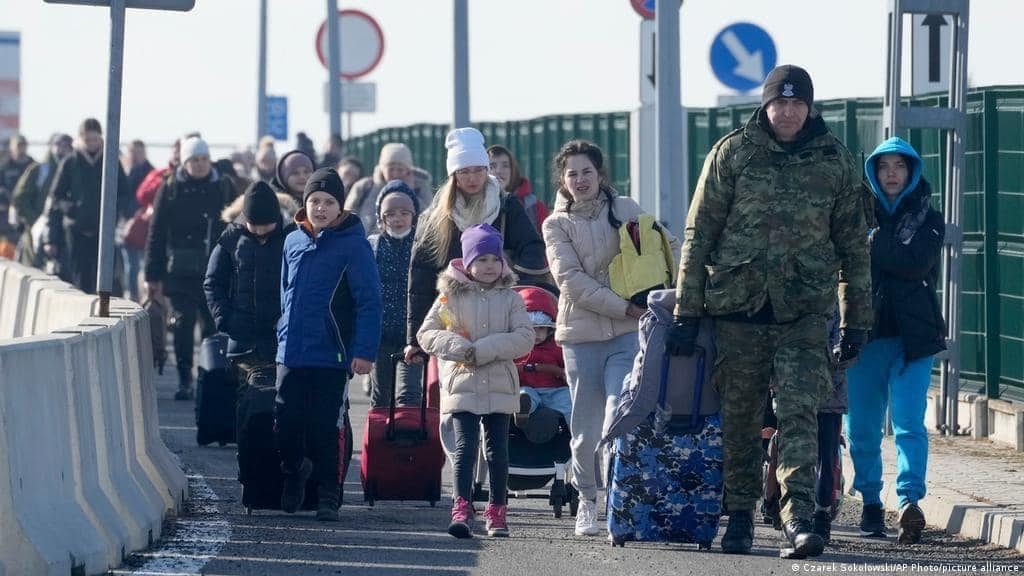Ukrainian_refugees_from_2022_crossing_into_Poland