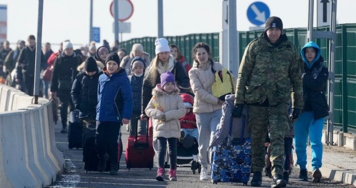 Ukrainian_refugees_from_2022_crossing_into_Poland